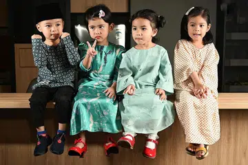 HARI RAYA LEBIH MERIAH: (Dari kiri) Upu Jazli Eilhan Shah Upu Jallauddin, Nurul Elena Ezahan, Elisha Azzahra Aizuddin dan Elliyeen Firdaus Zahran dapat betul-betul menyambut Hari Raya Aidilfitri pascapandemik dengan lebih ceria tanpa sebarang sekatan tahun ini. - Foto BH oleh KHALID BABA