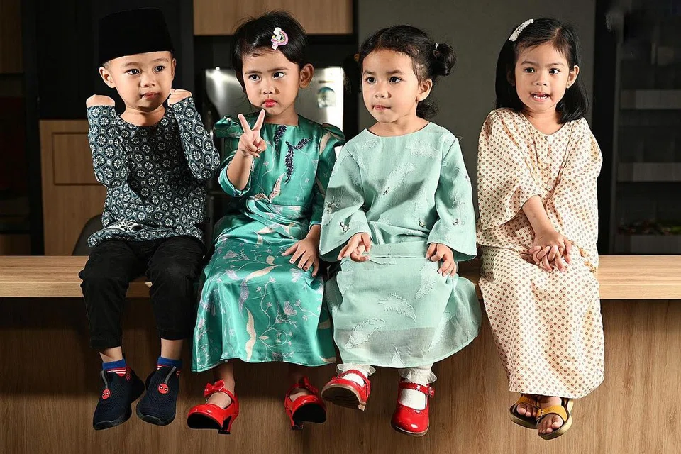HARI RAYA LEBIH MERIAH: (Dari kiri) Upu Jazli Eilhan Shah Upu Jallauddin, Nurul Elena Ezahan, Elisha Azzahra Aizuddin dan Elliyeen Firdaus Zahran dapat betul-betul menyambut Hari Raya Aidilfitri pascapandemik dengan lebih ceria tanpa sebarang sekatan tahun ini. - Foto BH oleh KHALID BABA
