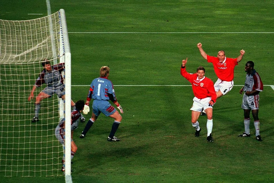 IMBAS KEMBALI: Solskjaer (tiga dari kanan) menjaringkan gol dalam final Liga Juara-Juara menentang Bayern Munich dalam 1999. - Foto Fail