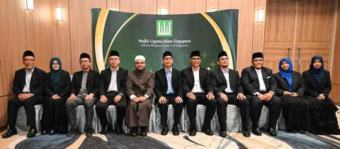 Anggota pemimpin Majlis Ugama Islam Singapura (Muis) dan anggota Jawatankuasa Fatwa terdiri daripada (dari kiri) Timbalan Ketua Eksekutif Muis, Dr Albakri Ahmad; Pengarah Caliph Consultancy, Ustazah Dr Siti Nur ‘Alaniah Abdul Wahid; Pengarah Eksekutif (Jabatan Pendidikan) Andalus Corporation, Ustaz Fathurrahman Dawoed; Timbalan Mufti, Ustaz Dr Mohd Murat Md Aris; Mufti Dr Nazirudin Mohd Nasir; Pemangku Menteri Bertanggungjawab bagi Ehwal Masyarakat Islam merangkap Menteri Negara Kanan (Ehwal Dalam Negeri), Profesor Madya Dr Muhammad Faishal Ibrahim; Ketua Eksekutif Muis, Encik Kadir Maideen; Timbalan Mufti dan Setiausaha Fatwa, Ustaz Dr Izal Mustafa Kamar; Presiden Kanan Mahkamah Syariah, Ustaz Irwan Hadi Mohd Shuhaimy; Ustazah Dr Rohana Ithnin; dan Ustazah Dr Sakinah Saptu.