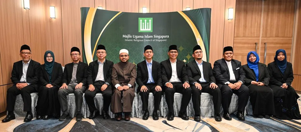 Anggota pemimpin Majlis Ugama Islam Singapura (Muis) dan anggota Jawatankuasa Fatwa terdiri daripada (dari kiri) Timbalan Ketua Eksekutif Muis, Dr Albakri Ahmad; Pengarah Caliph Consultancy, Ustazah Dr Siti Nur ‘Alaniah Abdul Wahid; Pengarah Eksekutif (Jabatan Pendidikan) Andalus Corporation, Ustaz Fathurrahman Dawoed; Timbalan Mufti, Ustaz Dr Mohd Murat Md Aris; Mufti Dr Nazirudin Mohd Nasir; Pemangku Menteri Bertanggungjawab bagi Ehwal Masyarakat Islam merangkap Menteri Negara Kanan (Ehwal Dalam Negeri), Profesor Madya Dr Muhammad Faishal Ibrahim; Ketua Eksekutif Muis, Encik Kadir Maideen; Timbalan Mufti dan Setiausaha Fatwa, Ustaz Dr Izal Mustafa Kamar; Presiden Kanan Mahkamah Syariah, Ustaz Irwan Hadi Mohd Shuhaimy; Ustazah Dr Rohana Ithnin; dan Ustazah Dr Sakinah Saptu.