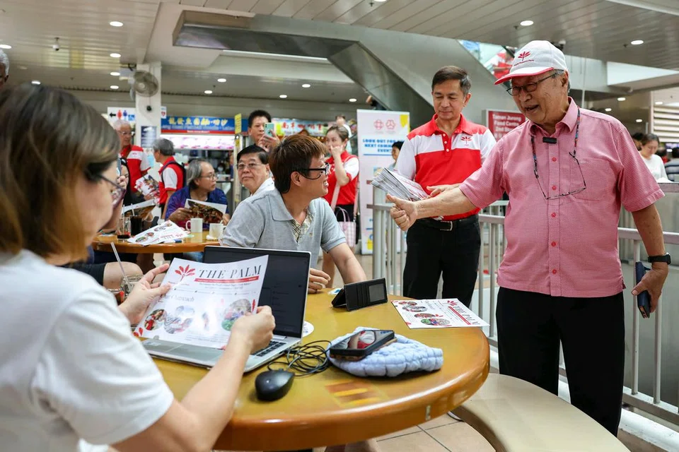 Pengasas dan pengerusi Parti Kemajuan Singapura (PSP), Dr Tan Cheng Bock beramah mesra dengan penduduk di Pasar dan Pusat Makanan Taman Jurong semasa lawatan pertama parti itu pada 16 Mac, sejak perubahan pada Laporan Jawatankuasa Semakan Sempadan Pilihan Raya (EBRC).