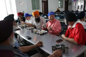 BERAMAH MESRA: Bakal calon presiden, Encik Ng Kok Song (dua dari kanan), bersarapan dengan wakil kuil Sikh semasa lawatannya ke Kuil Pusat Sikh di Towner Road pada Ahad. 