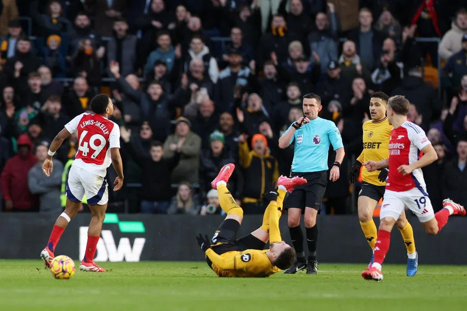 Lewis-Skelly (kiri) dilayangkan kad merah oleh pengadil perlawanan, Michael Oliver ketika perlawanan antara Wolverhampton Wanderers menentang Arsenal. VAR kemudian mengesahkan kad merah itu. Namun kad merah itu kemudian dibatalkan Persatuan Bola Sepak England.