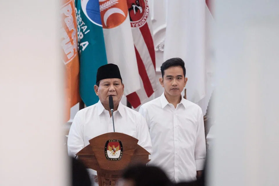 Presiden Indonesia yang dipilih, Encik Prabowo Subianto (kiri), memberi ucapan menyusuli Suruhanjaya Pilihan Raya Umum (KPU) secara rasmi mengisytiharkan kemenangannya dalam pilihan raya negara itu. Di sisinya ialah calon gandingannya bagi jawatan Naib Presiden, Encik Gibran Rakabuming Raka.