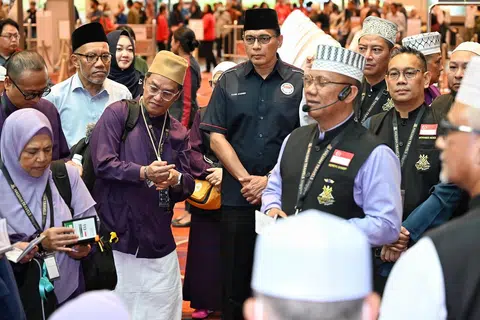 Muis akan terus bekerja rapat dengan rakan sejawatan kami di Arab Saudi untuk mendapatkan kuota lebih besar untuk Singapura, kata Ketua Eksekutif, Encik Kadir Maideen. Gambar diambil menunjukkan Ketua Delegasi Haji Singapura 2025, Encik Kadir, yang menghantar rombongan pertama jemaah haji Singapura yang berangkat ke Jeddah pada 22 Mei lalu.
