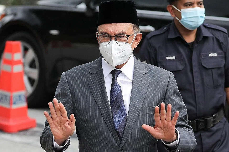 TERIMA TITAH YANG DI-PERTUAN AGONG: Ketua Pembangkang, juga Presiden Parti Keadilan Rakyat, Datuk Seri Anwar Ibrahim, mewakili parti-parti pembangkang termasuk gagasan Pakatan Harapan, menerima keputusan pelantikan Datuk Seri Ismail Sabri Yaakob sebagai perdana menteri ke-9. - Foto REUTERS