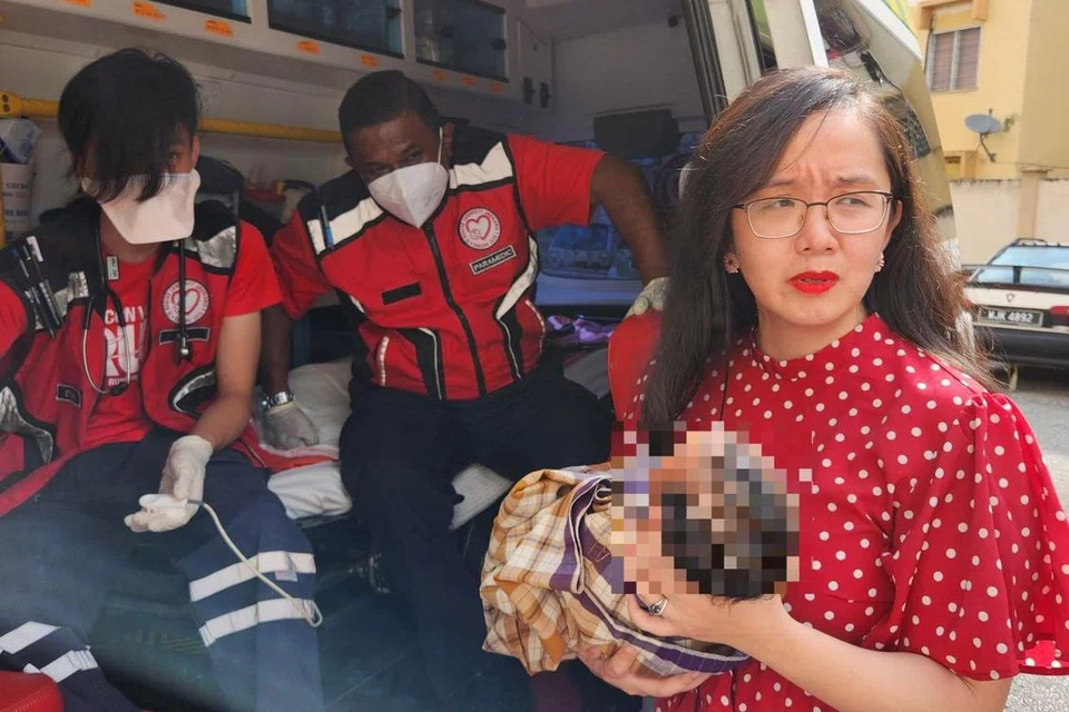 Cik Michelle Ng berkata bayi lelaki itu ditinggalkan bersama satu beg yang mengandungi kemeja-t dewasa, sepasang stokin dan sarung tangan serta skarf kepala.