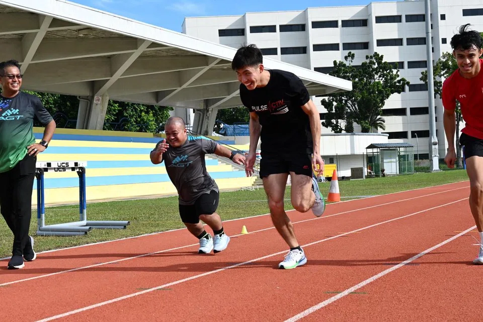 (Dari kiri) Hosni mengendalikan latihan bagi tiga para-atlet di bawah bimbingannya – Muhammad Diroy Noordin, James Ethan Ang dan Suhairi Suhani – di trek Stadium Yio Chu Kang.