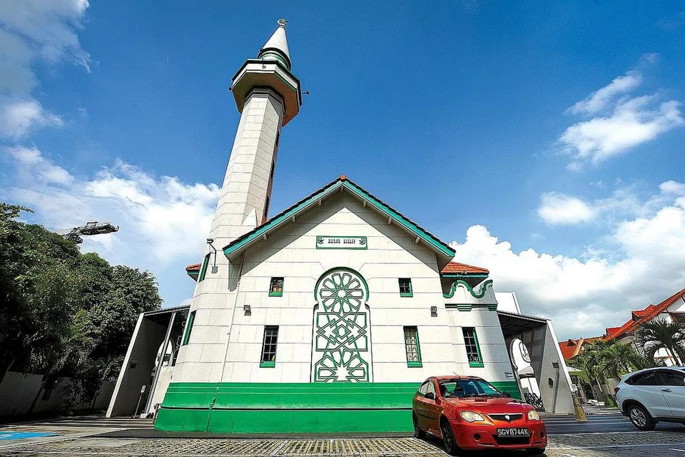 MASJID ALKAFF UPPER SERANGOON: Masjid ini satu-satunya masjid yang menampilkan menara gaya Ottoman pada tahun 1930-an. Keluarga Alkaff, pedagang Arab dari Yaman, telah mendapatkan khidmat firma seni bina British, Swan & Maclaren, untuk membina masjid ini. Ia dibuka kepada orang ramai pada 24 Jun 1932. - Foto BH oleh FELINE LIM 