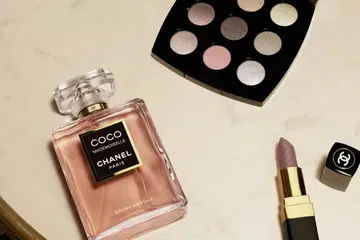 Coco Mademoiselle bakal memperkenalkan rangkaian solekan tersendirinya, termasuk palet pembayang mata sembilan warna, gincu, serta wangian Coco Mademoiselle Crush Absolu.
