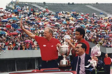 (Dari kiri) Jurulatih bola sepak Singapura, Douglas Moore, kapten Fandi Ahmad dan pengurus pasukan Omar Ibrahim pamerkan Piala Malaysia di hadapan peminat di Stadium Nasional untuk menyambut kepulangan pasukan, pada 18 Disember 1994.