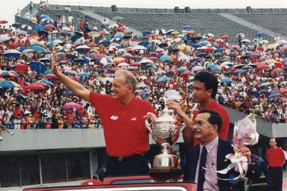 (Dari kiri) Jurulatih bola sepak Singapura, Douglas Moore, kapten Fandi Ahmad dan pengurus pasukan Omar Ibrahim pamerkan Piala Malaysia di hadapan peminat di Stadium Nasional untuk menyambut kepulangan pasukan, pada 18 Disember 1994.