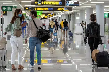 BUKA SEMPADAN: Negara Eropah, seperti Sepanyol, telah membuka sempadan mereka kepada penduduk EU lain, namun masih belum membuka kepada penduduk bukan EU. - Foto EPA-EFE