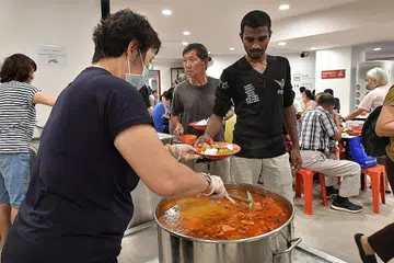 MAKANAN PERCUMA UNTUK SEMUA: Singapore Buddhist Lodge menyediakan jamuan bufet vegetarian tiga kali setiap hari yang dibuka kepada orang ramai tidak kira latar belakang di dewan makan bangunannya di Kim Yam Road, berdekatan River Valley Road. - Foto BH oleh NG SOR LUAN