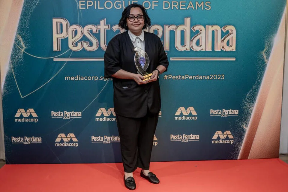 MENANG ANUGERAH: Fadila Abdul Wahid menang anugerah bagi kategori Arahan Terbaik (Hiburan) pada ‘Pesta Perdana 2023’.