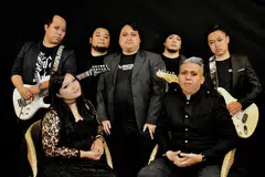 BERUBAH DARI MASA KE MASA: Life Petal - terdiri daripada (dari kiri) Muhd Yusuf Selamat, Farah Manan, Muhammad Nurhadi, Luqman Hakim, Rozaimi Ramli, Mohammed Fadly Idrus dan Iskandar Jefri - memastikan pengubahsuaian wujud daripada segi genre lagu yang ingin dimajukan agar kekal relevan dalam persada seni. - Foto LIFE PETAL