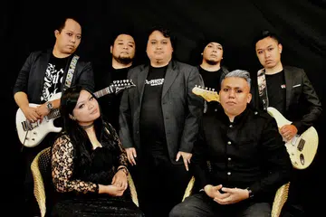 BERUBAH DARI MASA KE MASA: Life Petal - terdiri daripada (dari kiri) Muhd Yusuf Selamat, Farah Manan, Muhammad Nurhadi, Luqman Hakim, Rozaimi Ramli, Mohammed Fadly Idrus dan Iskandar Jefri - memastikan pengubahsuaian wujud daripada segi genre lagu yang ingin dimajukan agar kekal relevan dalam persada seni. - Foto LIFE PETAL