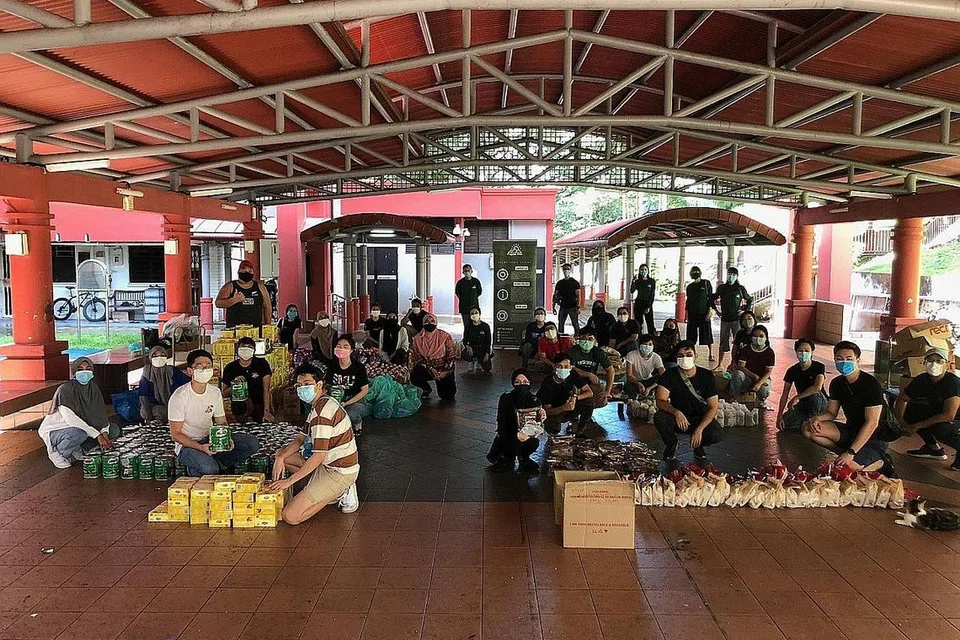 RELAWAN PELBAGAI LATAR BELAKANG: Relawan Project Hills bergambar dengan barangan yang akan diagihkan kepada keluarga kurang bernasib baik. Gambar diambil sebelum Fasa Dua (Kewaspadaan Dipertingkat). - Foto ZULHAQEM ZULKIFLI