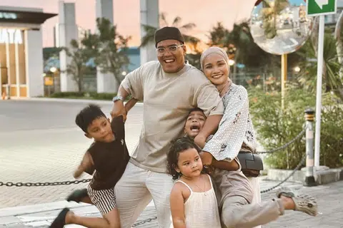 Encik Shakir bersama keluarganya akan bermain kejar-kejar di rumah secara spontan, satu aktiviti mudah dan seronok untuk melibatkan satu keluarga kekal aktif. Bersamanya ialah isterinya, Cik Nurshafiqah Ghazali, dan tiga anak mereka (dari kiri) Muhammad Shafiy Ardhani Muhammad Shakir, lapan tahun; Aisyah Azzahra Muhammad Shakir, empat tahun; dan Muhammad Sirhan Ardhani Muhammad Shakir, 10 tahun.