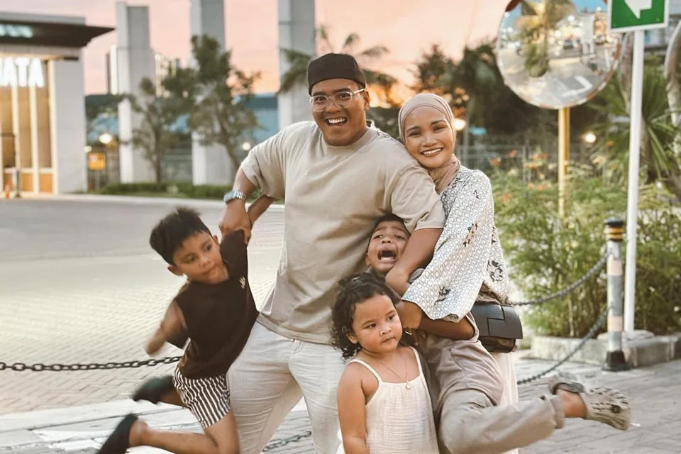 Encik Shakir bersama keluarganya akan bermain kejar-kejar di rumah secara spontan, satu aktiviti mudah dan seronok untuk melibatkan satu keluarga kekal aktif. Bersamanya ialah isterinya, Cik Nurshafiqah Ghazali, dan tiga anak mereka (dari kiri) Muhammad Shafiy Ardhani Muhammad Shakir, lapan tahun; Aisyah Azzahra Muhammad Shakir, empat tahun; dan Muhammad Sirhan Ardhani Muhammad Shakir, 10 tahun.