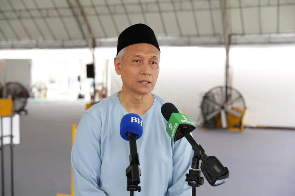 Pengerusi Eksekutif Masjid Alkaff Kampung Melayu, Encik Mohd Khalid Mohd Lani, di ruang solat sementara yang terletak bertentangan dengan masjid itu pada 18 September.
