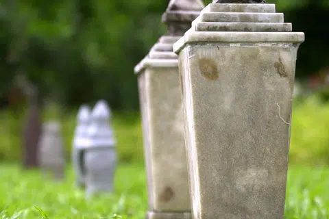 TINGGAL SEJARAH: Nisan sebagai tanda peninggalan mereka yang pernah wujud di muka bumi, bahkan ada yang pernah berjasa kepada masyarakat dan negara.