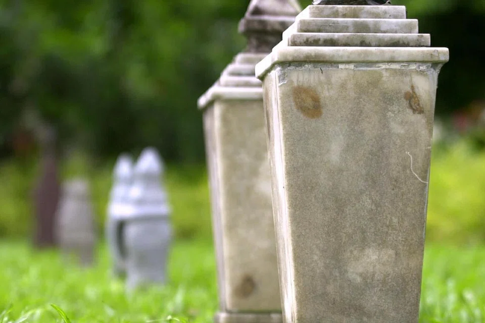 TINGGAL SEJARAH: Nisan sebagai tanda peninggalan mereka yang pernah wujud di muka bumi, bahkan ada yang pernah berjasa kepada masyarakat dan negara.