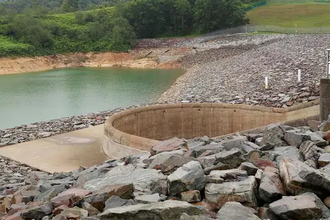 Paras air di kolam air Linggiu Johor di, yang membantu membekalkan air dari Malaysia ke Singapura, pada 55 peratus pada Ogos 2015.Hujan rendah menyaksikan paras airnya jatuh ke paras terendah 43 peratus November lalu.
