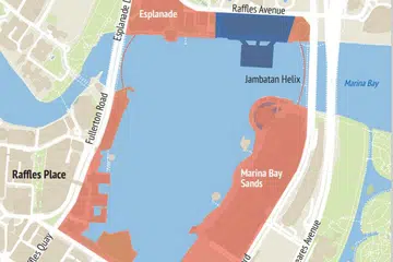 KAWAL KESESAKAN: Untuk mengelak kesesakan, pegawai polis dan pegawai polis bantuan akan mengawal bilangan orang yang memasuki The Promontory, One Fullerton/Taman Merlion, Taman Esplanade, Esplanade Waterfront Promenade, Marina Bay Sands Waterfront Promenade dan kawasan lain di sekitar Marina Bay. 