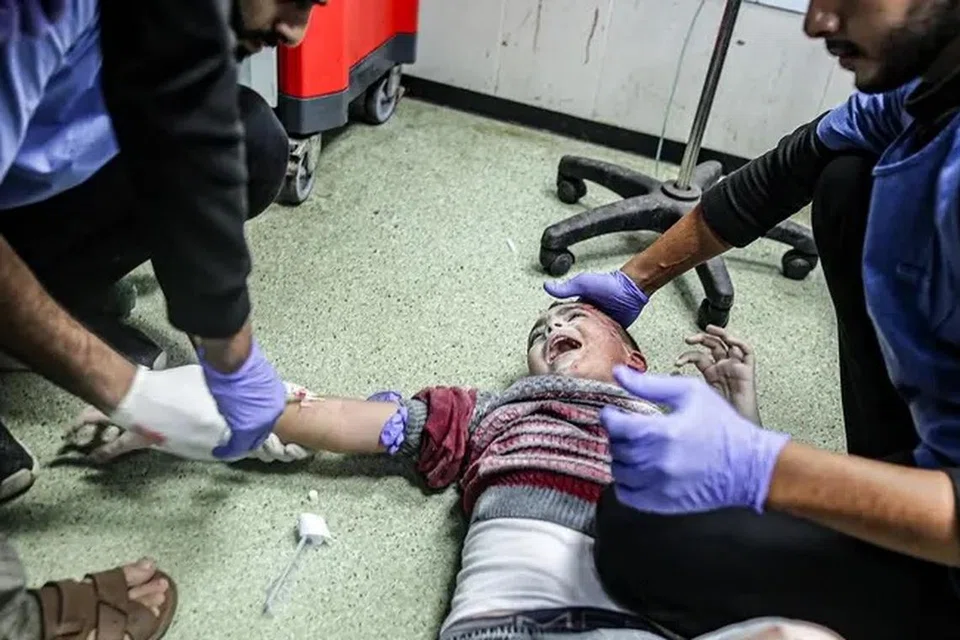 RAWATAN KECEMASAN: Seorang kanak-kanak yang cedera berikutan pengeboman Israel, menerima rawatan perubatan di hospital Nasser di Khan Yunis di selatan Jaluran Gaza. 