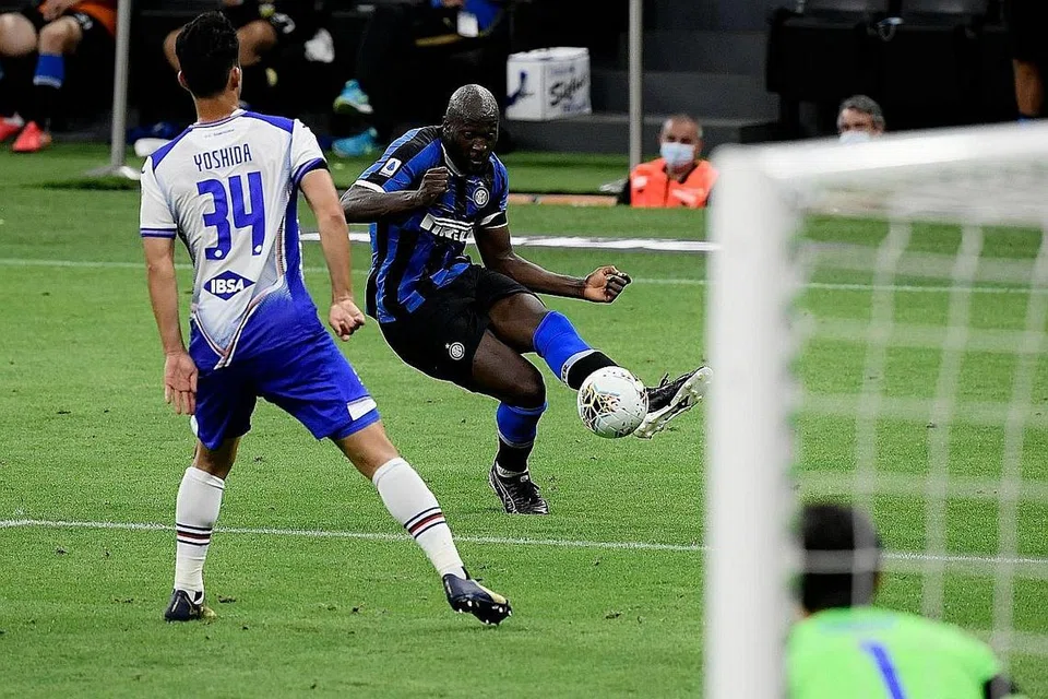 ASAKAN LUKAKU: Penyerang Inter Milan Romelu Lukaku (tengah) mencabar pemain pertahanan Sampdoria Maya Yoshida dalam perlawanan Serie A yang dimenangi Inter 2-1. - Foto AFP 