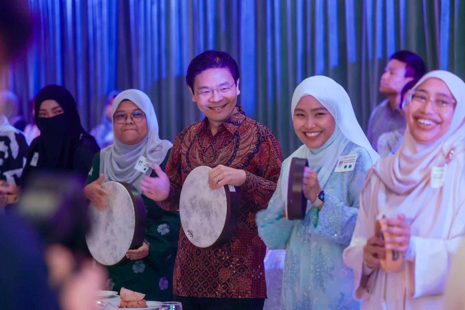 Dalam kemeriahan sambutan Hari Raya anjuran perniagaan sosial, Hayaa’ Network pada 14 April, Perdana Menteri, Encik Lawrence Wong, sempat bermain kompang bersama Ustazah Liyanah Musfirah (dua dari kanan).  