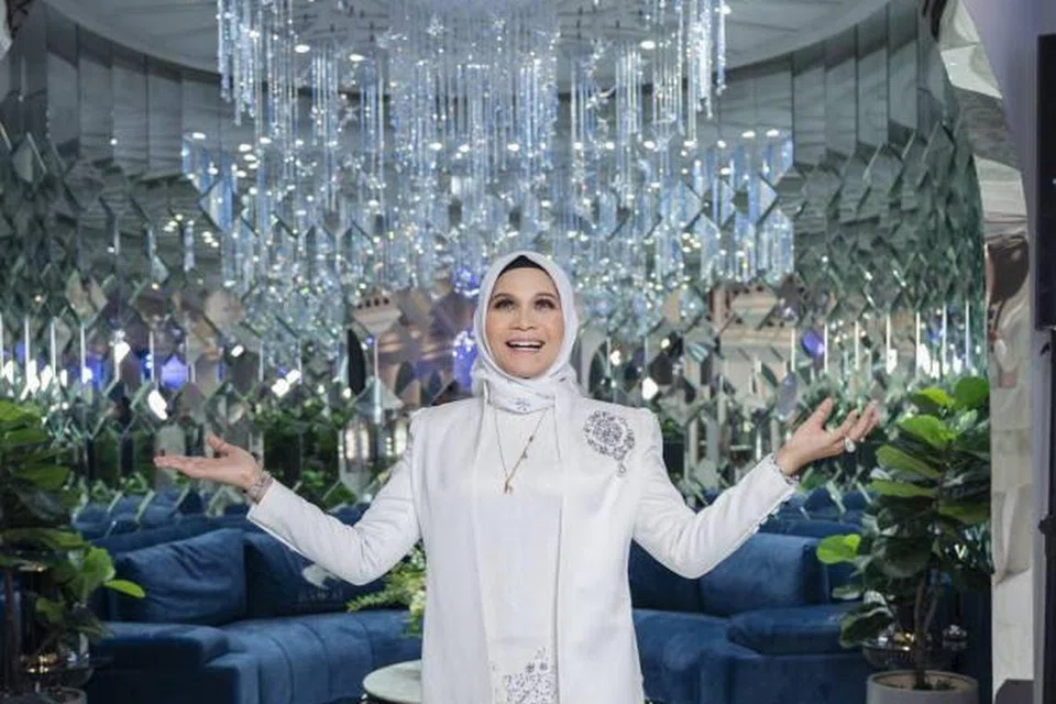 Cik Haliza Maysuri membanggakan usahawan muslim apabila berjaya merealisasikan impiannya membuka butik termahal di dunia berharga RM2.5 juta di Puchong, Selangor, yang dihiasi 100,000 butir kristal Swarovski.  