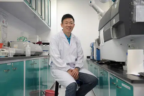 BAKAL HASILKAN PRODUK SKALA KOMERSIAL: Menurut Encik Ricky Lin, pengasas 'start-up' syarikat teknologi makanan Life3 Biotech, beliau senang hati dengan tahap kesedaran awam tentang daging yang dibuat daripada tanaman yang meningkat di Singapura pada masa ini. - Foto BM oleh ALPHONSUS CHERN
