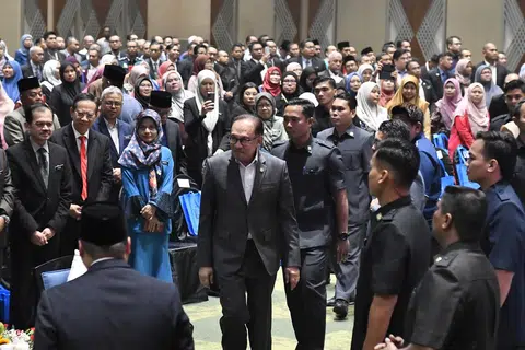 ANGKAT MALAYSIA: Perdana Menteri Datuk Seri Anwar Ibrahim (tengah) menghadiri Kolokium Madani Perkhidmatan Awam di Pusat Konvensyen Antarabangsa Putrajaya (PICC) pada Rabu.