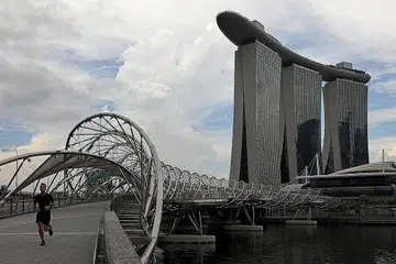 PUSAT UNDI DI BANDAR: Terdapat empat pusat mengundi di Marina Bay Sands yang merangkumi dua menara berlainan, dengan setiap pusat meliputi lebih 20 tingkat, dan satu pusat di JW Marriott. - Foto fail