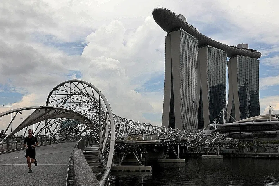PUSAT UNDI DI BANDAR: Terdapat empat pusat mengundi di Marina Bay Sands yang merangkumi dua menara berlainan, dengan setiap pusat meliputi lebih 20 tingkat, dan satu pusat di JW Marriott. - Foto fail