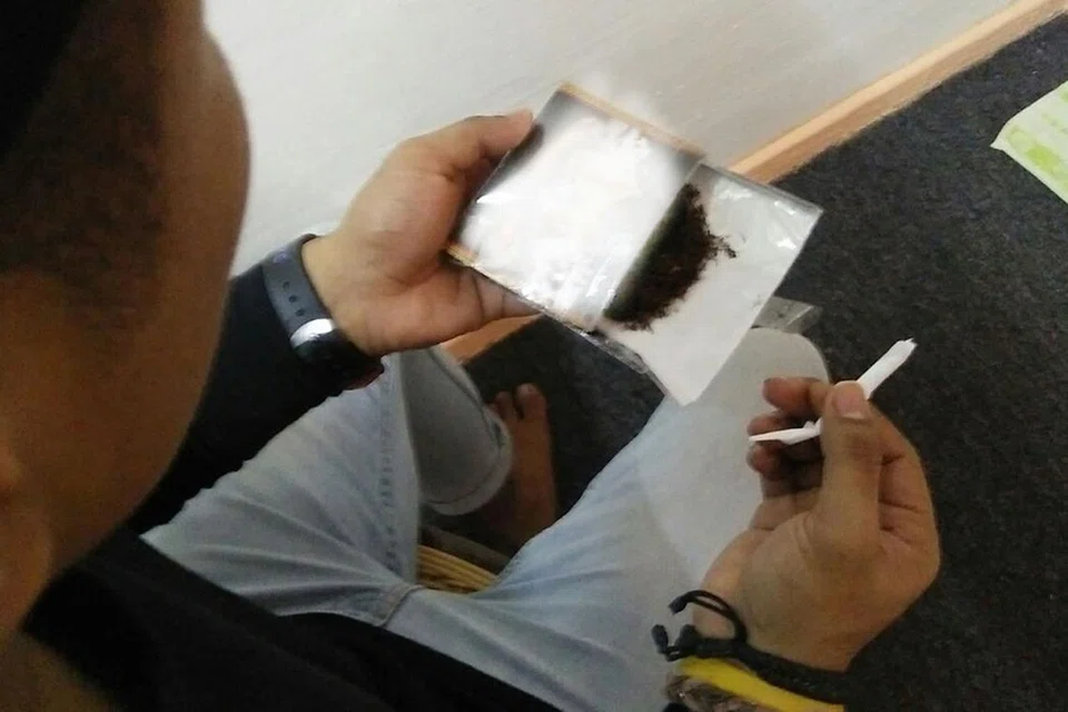 MURAH DAN MUDAH DIDAPATI: Penagih dadah 'mushroom' mendakwa rebah hanya selepas dua kali menghisap dadah yang dibeli dengan harga $10 sepeket di Chai Chee. - Foto BH oleh SAINI SALLEH