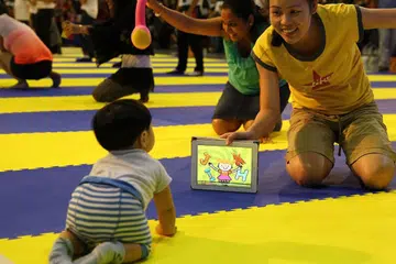 PESTA BAYI: Orang ramai, khususnya ibu bapa baru dan mereka yang bakal menimang cahaya mata, boleh meraih pelbagai pengetahuan berkaitan penjagaan ibu dan bayi sebelum dan selepas bersalin di SHIOK Baby Fest.