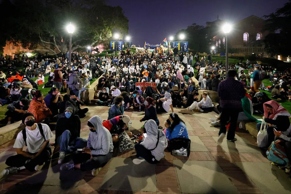 Para penyokong pro-Palestin duduk beramai-ramai di kawasan perkhemahan di kampus Universiti California, Los Angeles (UCLA) sebagai meneruskan bantahan terhadap perang di Gaza.