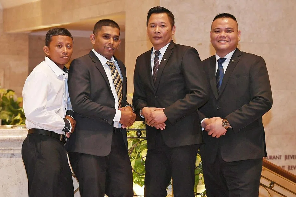 UMUM SKIM BARU: Encik Zaqy mengumumkan satu skim baru bagi membantu perniagaan kecil sertai bizSAFE. Sementara itu empat pegawai hotel diberi pengiktirafan semalam. (Dari kiri sekali) Encik Muhamad Sunasri, Encik Azhar Hamid, Encik Mohammad Nazir, Encik Mohd Fadhlul Rahman. - Foto BH oleh KHALID BABA