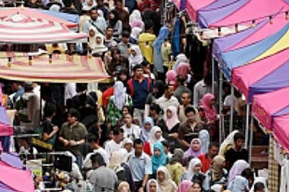 JADI TUMPUAN: Setiap tahun bazar Ramadan di Jalan Masjid India dan Lorong Tunku Abdul Rahman di Kuala Lumpur menjadi tumpuan masyarakat Islam. - Foto UTUSAN ONLINE