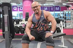 TEKUN, PENUH SEMANGAT DAN AMAT BERDISIPLIN: Encik Abdullah Jaafar, walaupun mula melibatkan diri dalam sukan bina badan dalam usia yang sudah agak lewat, tidak pernah menjadikan usia sebagai halangan. Malah katanya, 'anda tidak pernah terlalu tua untuk mula melibatkan diri dalam program latihan fizikal'. - Foto BM oleh ALPHONSUS CHERN, fail