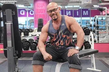 TEKUN, PENUH SEMANGAT DAN AMAT BERDISIPLIN: Encik Abdullah Jaafar, walaupun mula melibatkan diri dalam sukan bina badan dalam usia yang sudah agak lewat, tidak pernah menjadikan usia sebagai halangan. Malah katanya, 'anda tidak pernah terlalu tua untuk mula melibatkan diri dalam program latihan fizikal'. - Foto BM oleh ALPHONSUS CHERN, fail