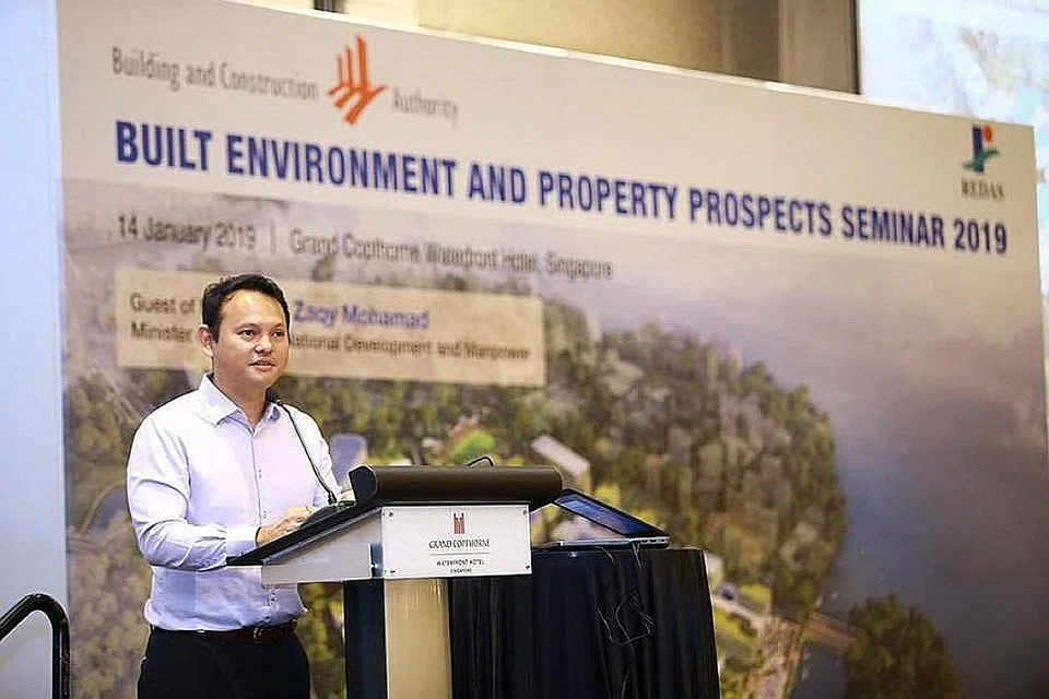 PERMINTAAN BAGI BINAAN KUKUH TAHUN INI: Encik Zaqy Mohamad berucap dalam Seminar Prospek Sekitaran Binaan dan Hartanah BCA-Redas di Hotel Grand Copthorne Waterfront pada Isnin lalu. - Foto ihsan ZAQY MOHAMAD