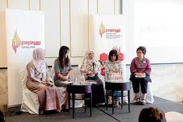 BINCANG IDEA: (dari kiri) Penolong Pengarah, Akademi Muis, Cik Hanna Taufiq Siraj; Pengasas bersama dan Naib Presiden, Blossom World Society, Cik Jennifer Goh Yi Mei; Pengurus Kanan, Klinik The Cheery Child Company Pte Ltd juga pengendali acara, Cik Shariffa Kadirbee Syed Hoosan; Naib Presiden Pusat Hindu dan Penasihat Sukarelawan Agama Hindu, Cik Yashodhara Dhoraisingam; pengasuh, kolaborator dan aktivis antara agama, Cik Mary-Rose Guat Kwee See. - Foto PPIS