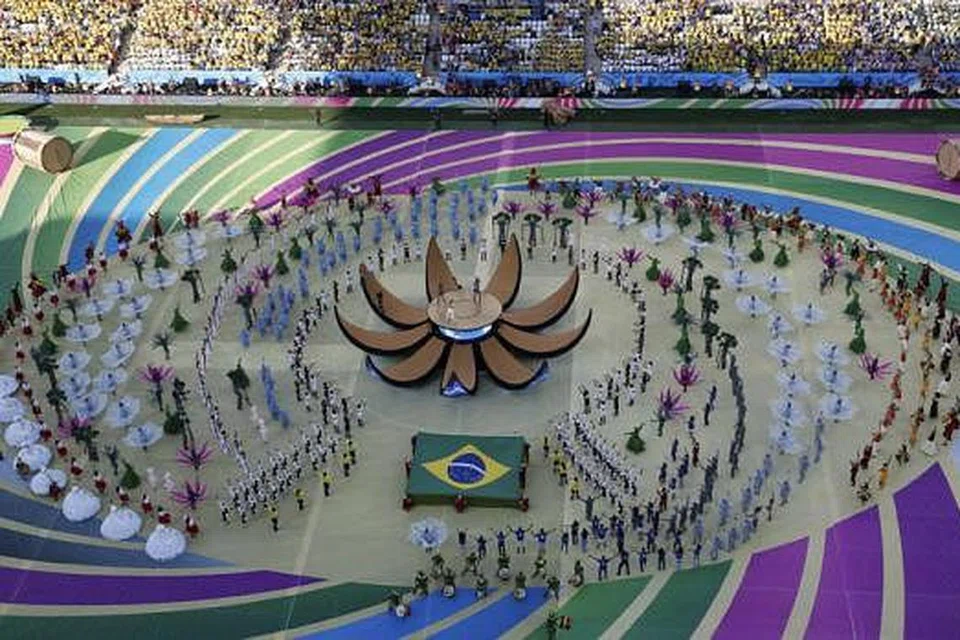 GEMILANG: Artis Pitbull, Claudia Leitte (penyanyi Brazil) dan penyanyi pop Jennifer Lopez membuat persembahan di upacara pembukaan Piala Dunia di Arena Corinthians di Sao Paulo, Brazil. - Foto AFP