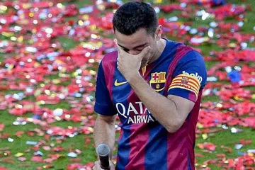 PENUH EMOSI: Xavi begitu emosi sebaik menamatkan perlawanan liga terakhirnya bagi Barcelona semasa seri 2-2 dengan Deportivo La Coruna kelmarin. Ia juga adalah penampilannya yang ke-765 untuk Barcelona - satu rekod baru bagi kelab itu. - Foto AFP