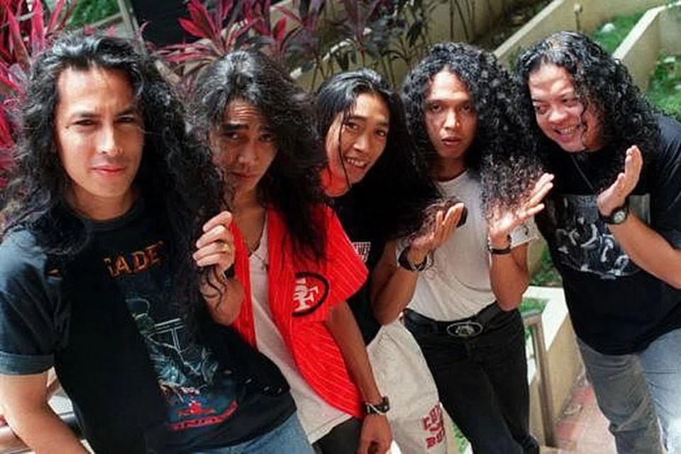 KETIKA SIHAT: Yazid Ahmad (kanan) bersama kumpulan rok, Search, dengan penyanyi utamanya, Amy (kiri). - Foto fail